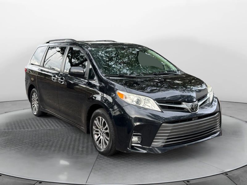 2019 Toyota Sienna XLE Minivan 4D