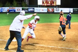 Santa Fe scores late to even season series against Trenton