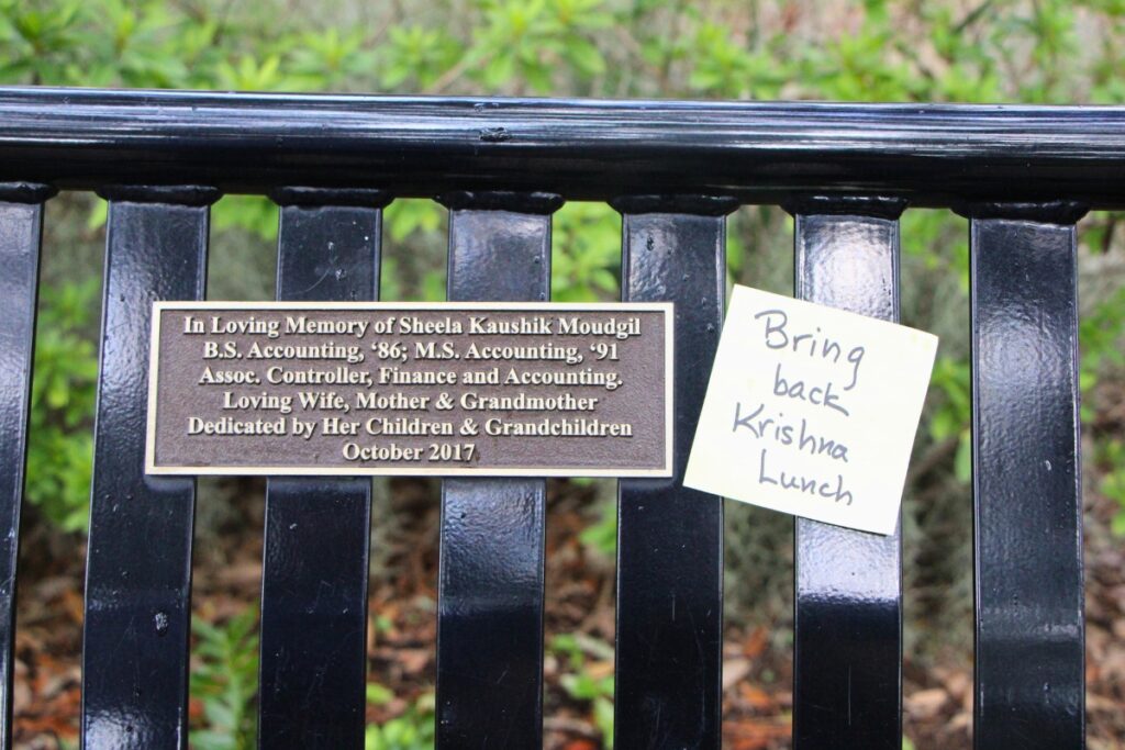 UF students and faculty leave sticky notes around campus in Krishna Lunch's absence. Photo by Lillian Hamman