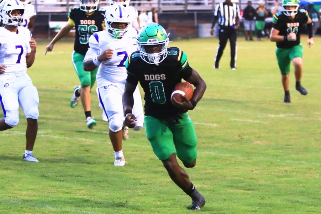 Suwannee's Travon Fead (0) scores a first-quarter touchdown against Gainesville on Friday. Photo by C.J. Gish